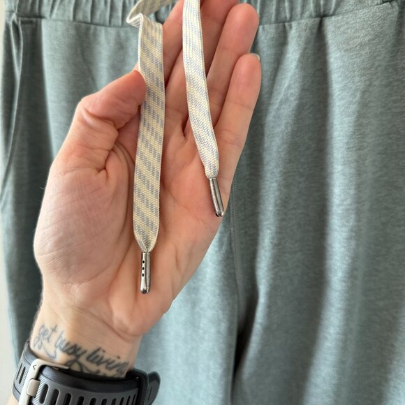 Vuori Performance Jogger in Stormy Heather, Size M - Picture 4 of 5